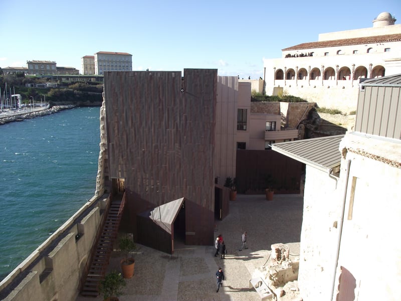Family exploring Marseille and Provence from a cruise call